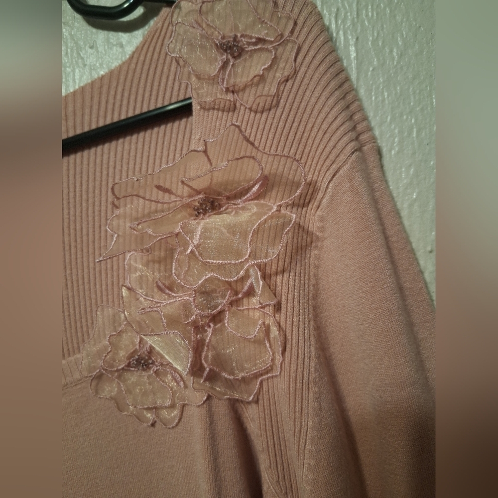 Max Studio Rose Pink Knit Top With Floral Applique / Size L / NWT - Picture 3 of 7